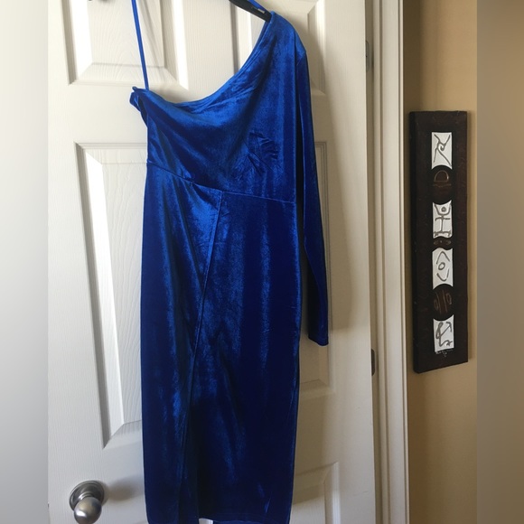 Le Chateau One Shoulder Dress - Picture 2 of 7